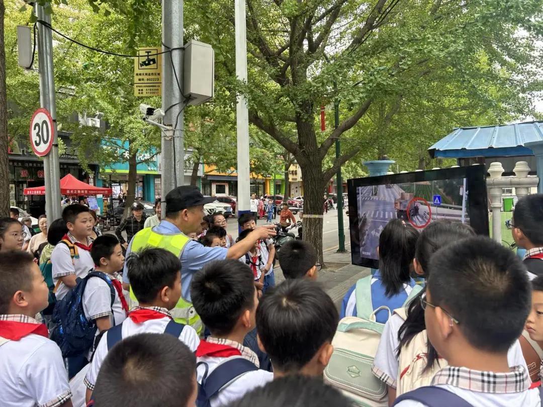 多地严查电动车接送学生：鼓励多生，但后座超载罚款！接娃怎么办